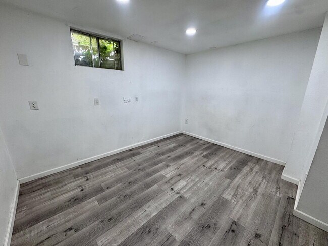 Building Photo - 2507 Rainbow Dr