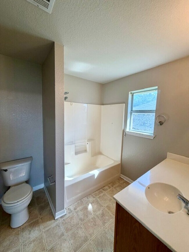 Building Photo - Spacious 3 BR / 2 BA Rental Home with 2-Car Garage & Fenced Backyard in Robinson, Waco, TX
