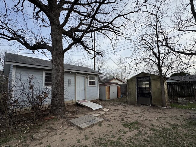 Building Photo - 207 Chippendale Ave