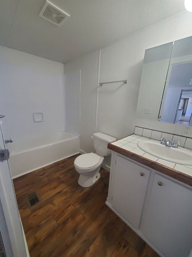 Building Photo - Ready to move in!