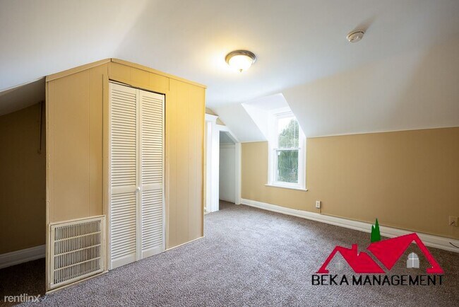 Building Photo - 2 br, 1 bath Triplex - 19336 Martin Rd Apt 3