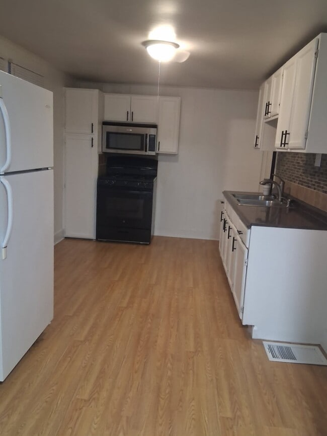 Building Photo - 65 1/2 E. Stevens St.-