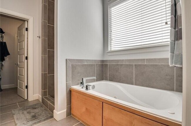 Building Photo - Amazing- Transitional Style Home with Custom Finishes w/ Community Pool- Gated- Edmond Schools