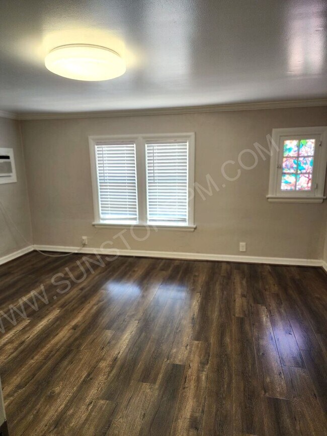 Building Photo - 2 bedroom, 1 bathroom