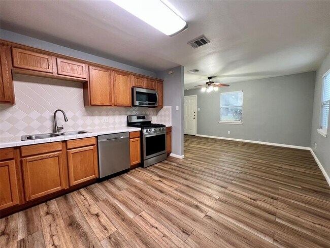 Building Photo - 408 Radam Ln