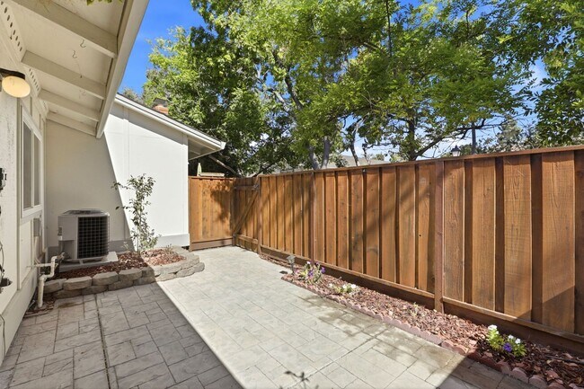 Building Photo - Northpoint Townhome