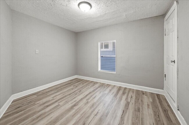 Building Photo - 1130 N Rural St