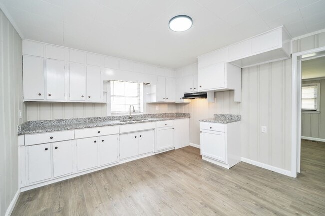 Building Photo - Stunning Renovated 3BR/2BA Home – Move-In ...
