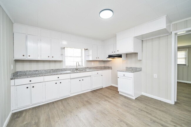 Building Photo - Stunning Renovated 3BR/2BA Home – Move-In Ready!