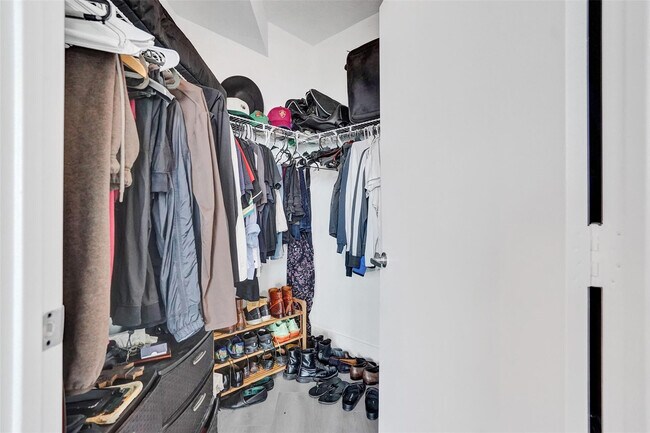 Building Photo - 1900 N Bayshore Dr