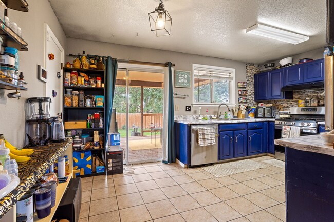 Building Photo - Delightful 3-bedroom, 1-bathroom home that...