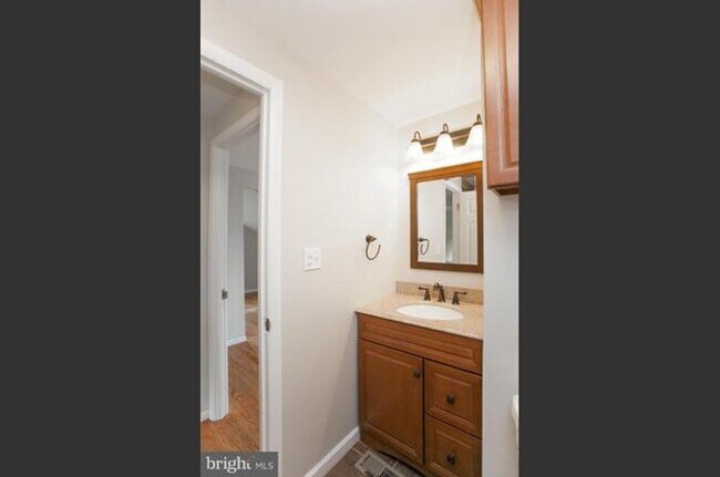 Building Photo - Recently Updated 4BR/2BA Twin with Central Air & Fenced Backyard