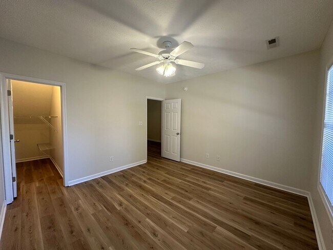 Building Photo - 3-bedroom, 3.5-bathroom nestled in Wyndhurst VA.