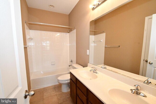 Building Photo - 9 Latham Ln
