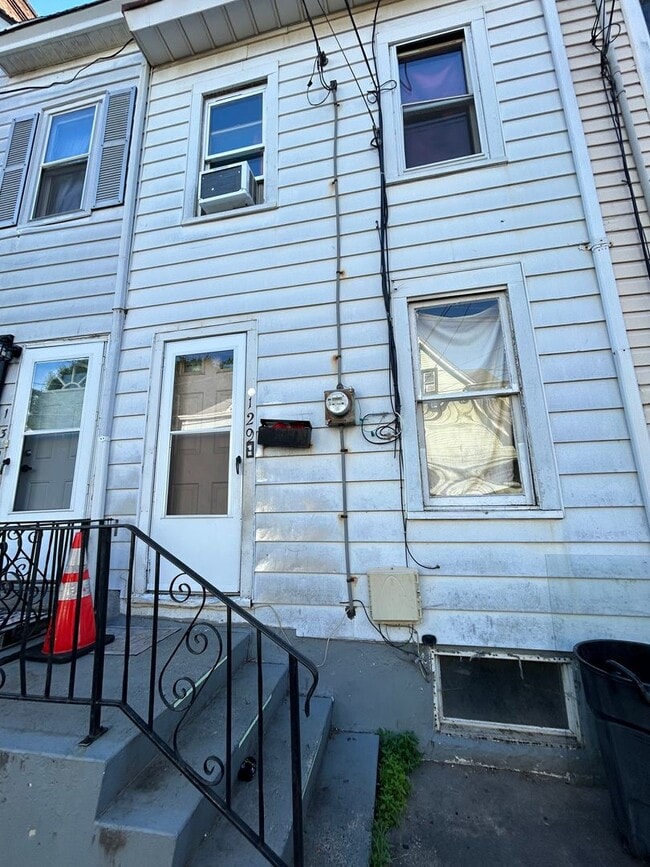 Building Photo - 2 bed 1 bath
