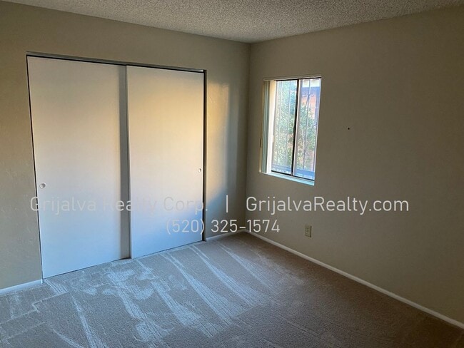 Building Photo - Spacious 2 Bedroom, 1 Bath Condo (22nd/Col...