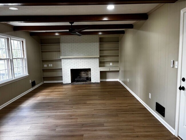 Building Photo - Large 4 Bedroom 2 Bath Home