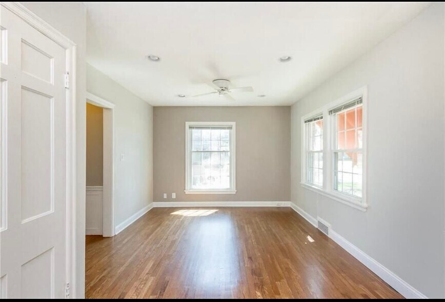 Kitchen Dining Area - 724 W Gregory Blvd