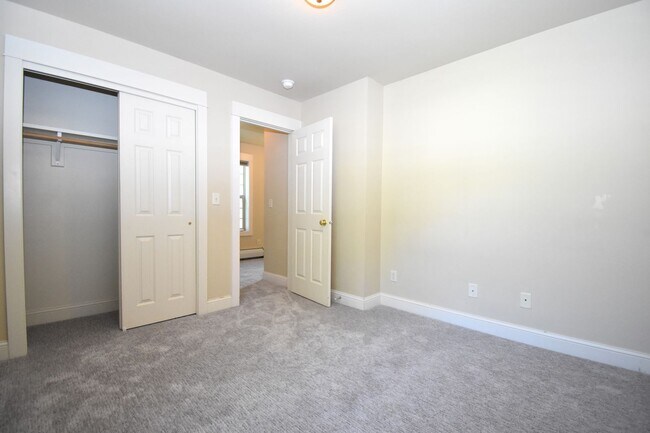Building Photo - Fantastic end unit condo in Westgate subdi...