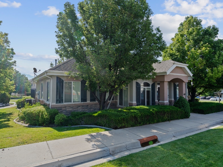 Building Photo - 2119 N Aurora Way