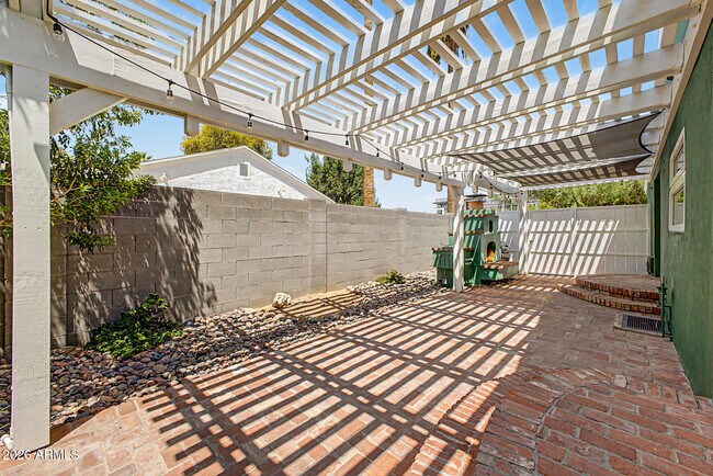 Building Photo - 521 W Mariposa St