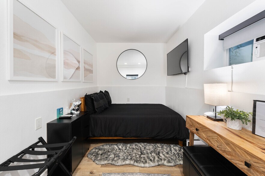 Detached Guest house bed room - 3541 Multiview Dr