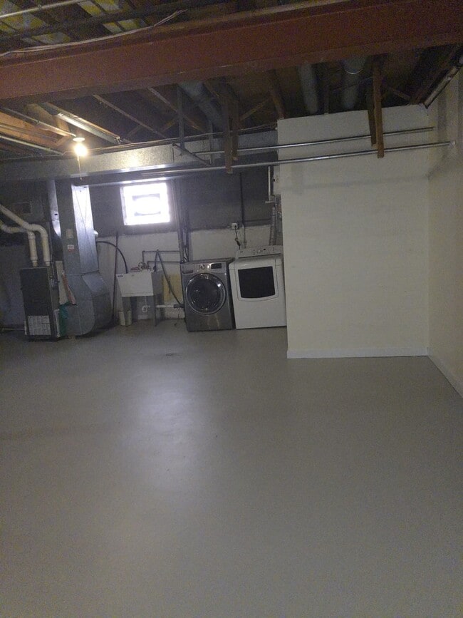 Building Photo - 525 Yates Ave