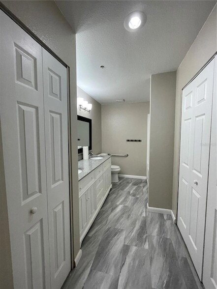 Building Photo - 7218 E Bank Dr