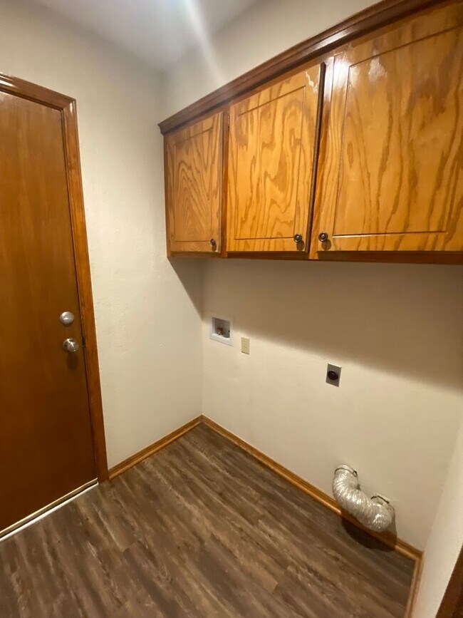 Building Photo - Edmond Schools - Newly Renovated 3 bedroom 2 bath