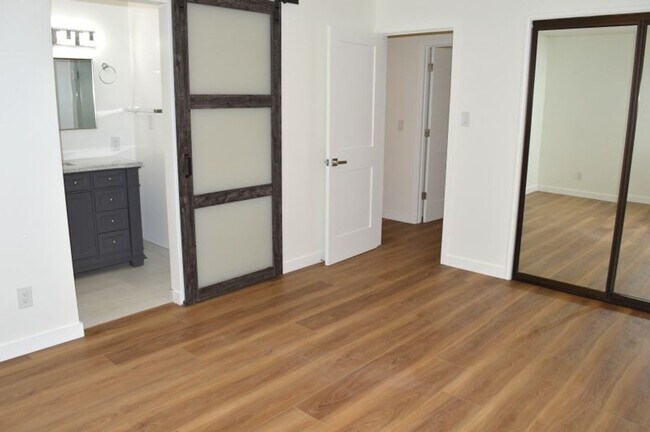 Building Photo - Crest23-25