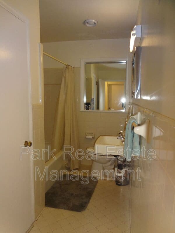 Building Photo - 806 Woodland Ave