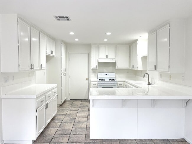 Building Photo - Spacious Home in Ivey Pointe!