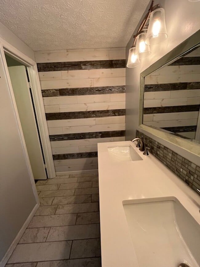 Building Photo - Beautifully remodeled 3 bedroom, 2.5 bath, 2 car garage