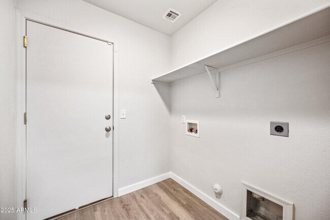 Building Photo - 2051 W Kristina Ave