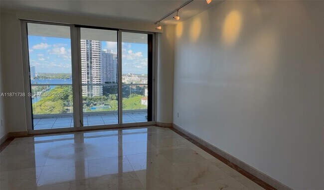 Building Photo - 2600 Island Blvd