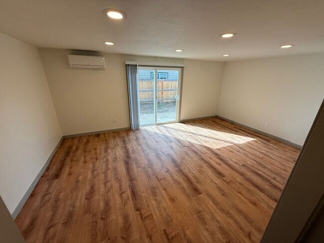 Primary Photo - Fresh 3 bed/1.5 bath duplex