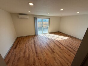 Building Photo - Fresh 3 bed/1.5 bath duplex