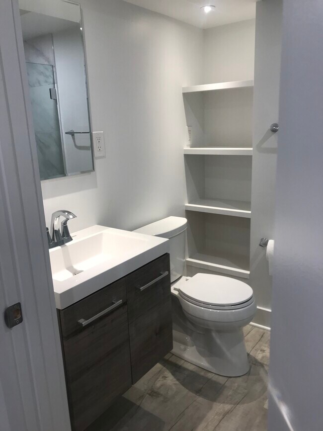 Building Photo - 437 Kenyon St NW