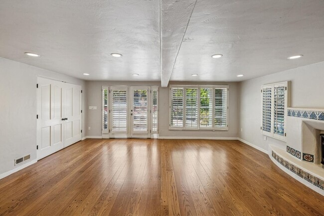Building Photo - Mediterranean Beauty in Crescent Park – 5B...