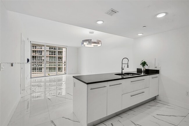 Building Photo - 475 Brickell Ave