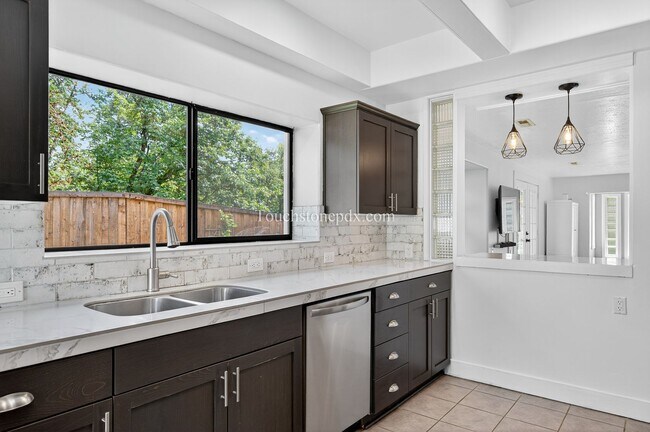 Building Photo - 4.5 Acre Dream Home in Oregon City Awaits