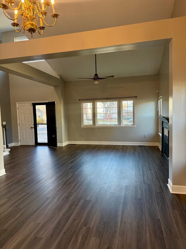 Building Photo - 800 Palomino Ln