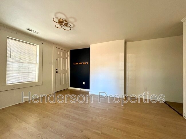 Building Photo - 532 E Iredell Ave