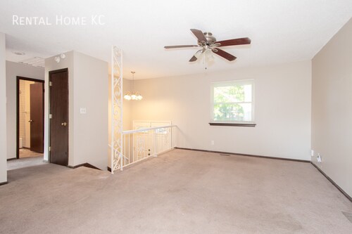 Building Photo - Roomy duplex w/ Finished Lower Level + Fen...