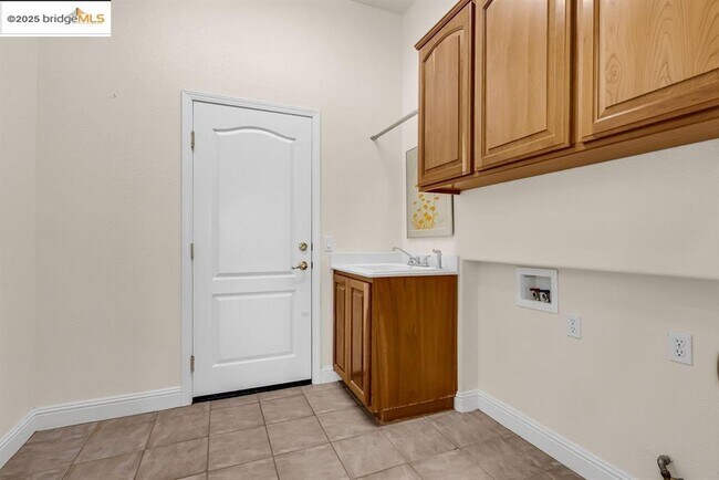 Building Photo - 909 Suntan Ln