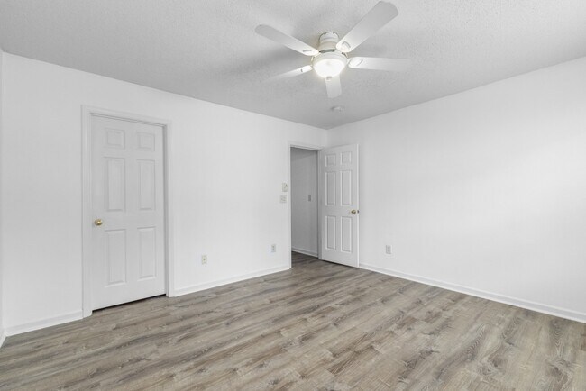 Building Photo - 129 Kellerhis Dr