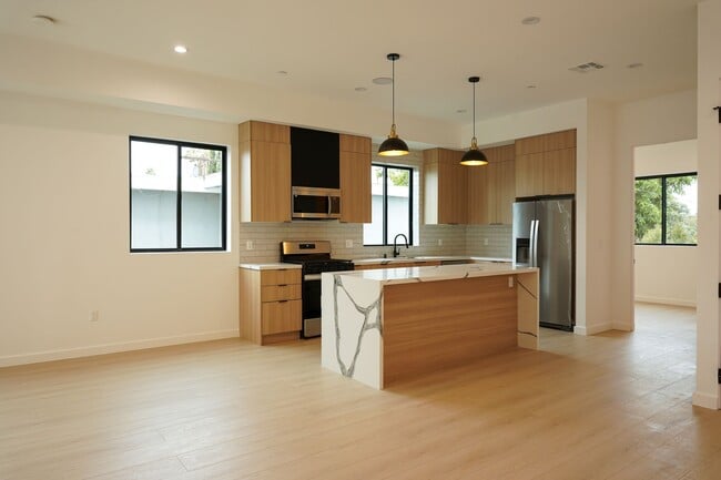 Building Photo - 13843 Burbank Blvd