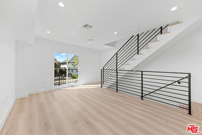 Building Photo - 3207 W 18th St