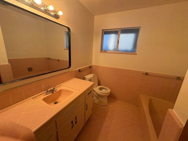 Building Photo - IMMEDIATE MOVE IN! Charming Vintage Sacramento 3 Bed / 1.5 Bath Home with Large Private Yard