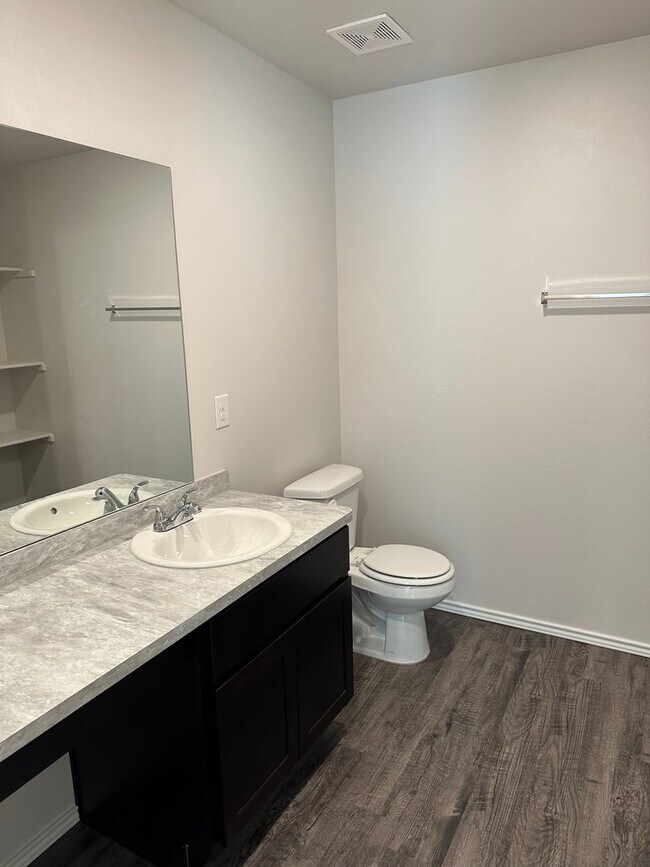 Building Photo - Three Bedroom | Two Bath Home in Shadow Valley